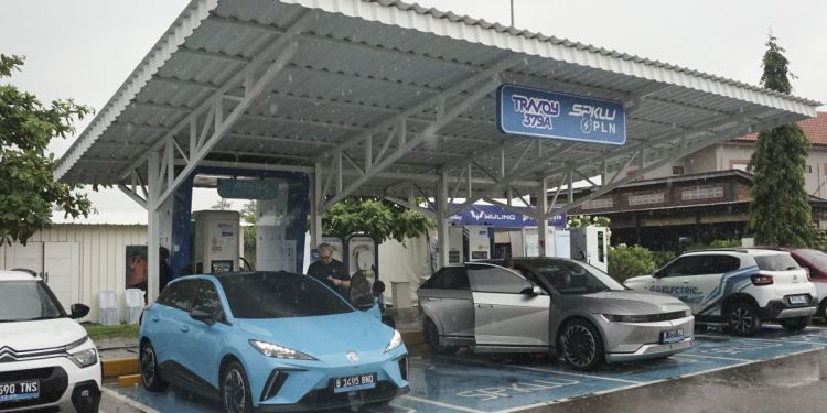 Berapa lama waktu pengisian mobil listrik dan tips menarik terkaitnya