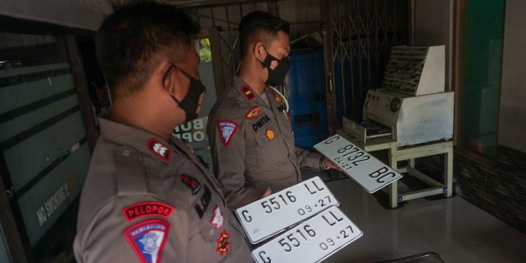 Mengapa pelat nomor kendaraan wajib dan sederet fungsinya
