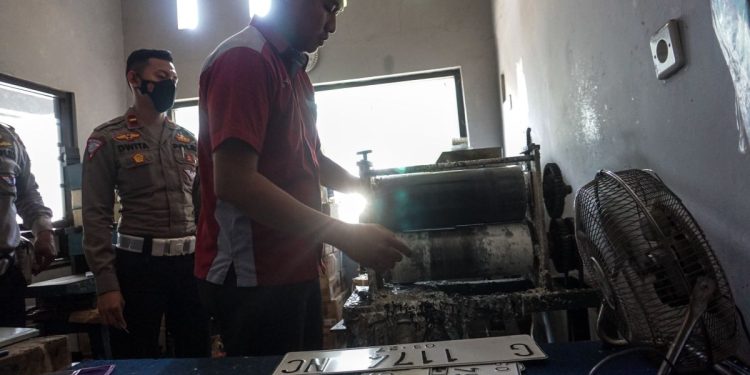Asal-usul kode huruf pelat nomor kendaraan di Indonesia