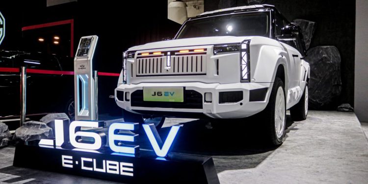 SUV listrik belakang roda dan penggerak semua roda
