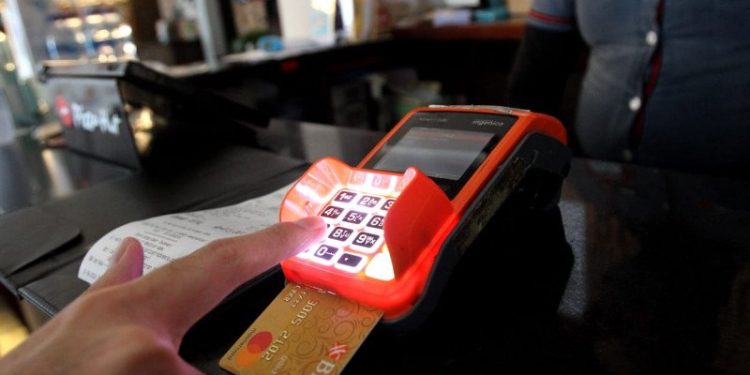 Kartu debit atau kartu kredit: Mana yang lebih sesuai untuk gaya hidup Anda?