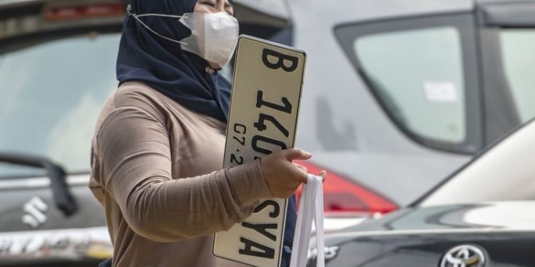 Periksa pelat nomor kendaraan penting, simak alasan dan cara yang tepat.
