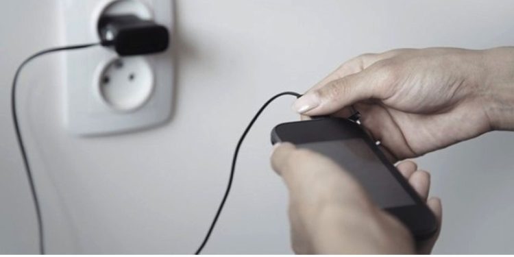6 bahaya menggunakan HP saat dicas dan cara untuk mencegahnya