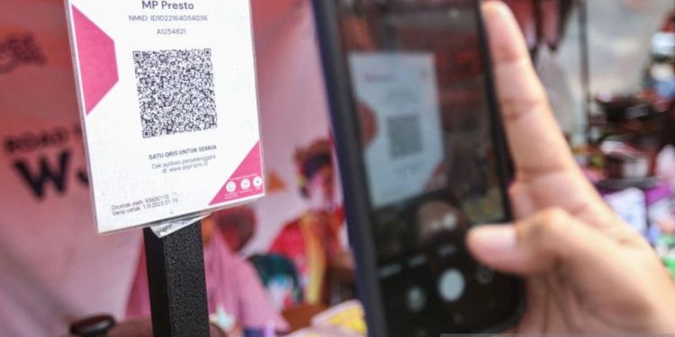 Waspadai penipuan QRIS! Pahami perbedaan QR bayar dan QR transfer.