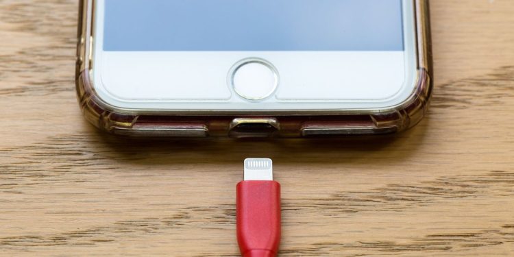Apakah harus mematikan ponsel saat mengisi daya? Berikut faktanya