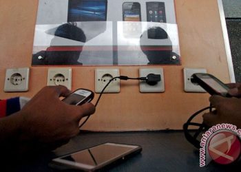 Bahaya serta tips aman mengisi daya baterai HP semalaman saat tidur