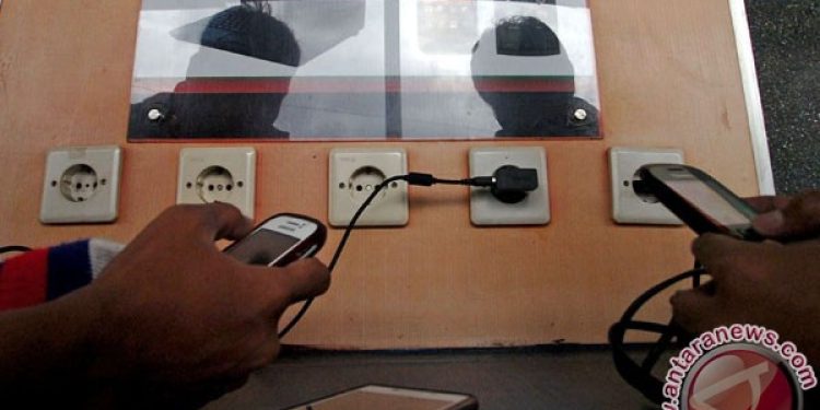 Bahaya serta tips aman mengisi daya baterai HP semalaman saat tidur