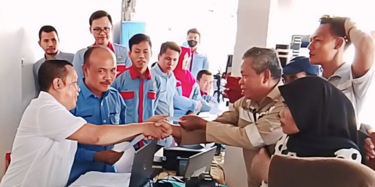 Permendagri 73/2022: Cara sah menambahkan gelar di KTP dan KK