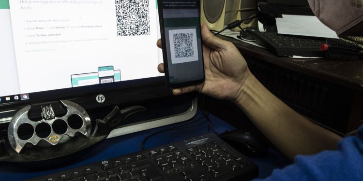 Cara login WhatsApp web dan tips agar chat di PC lebih efisien