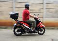 Hindari kebiasaan memacu gas saat kendaraan berhenti