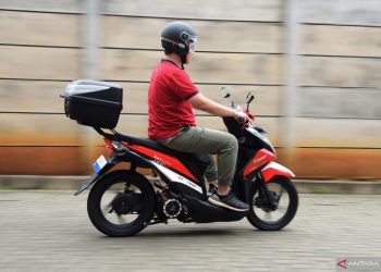 Hindari kebiasaan memacu gas saat kendaraan berhenti