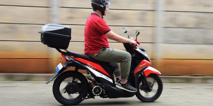 Hindari kebiasaan memacu gas saat kendaraan berhenti