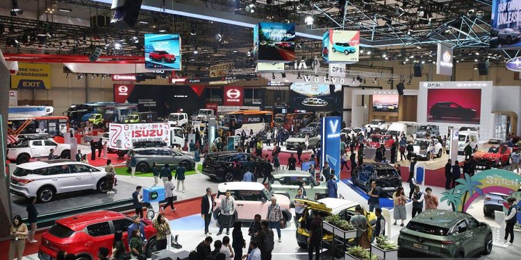 8 tips jitu memilih mobil impian di pameran otomotif 2025