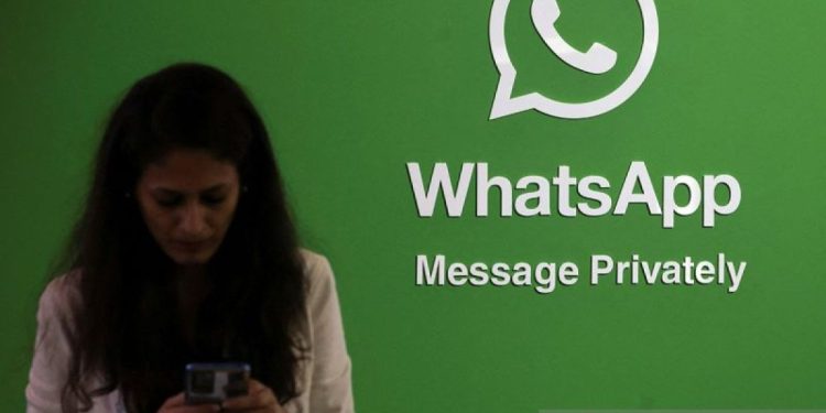 Membaca pesan WhatsApp tanpa membuka obrolan