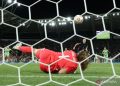 Mengapa kiper selalu memakai nomor punggung satu?
