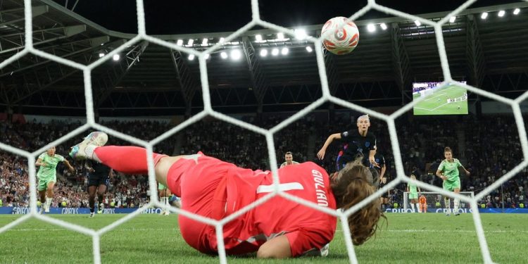 Mengapa kiper selalu memakai nomor punggung satu?