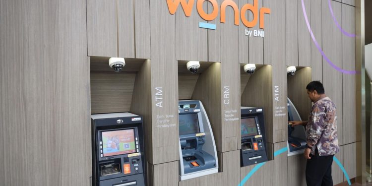 Tarik tunai tanpa kartu fisik di ATM bank secara mudah dan praktis