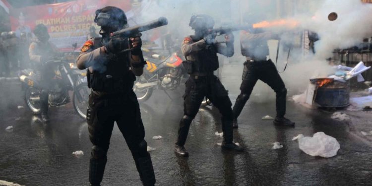 Perbedaan peluru tajam dan peluru karet yang digunakan polisi saat demonstrasi