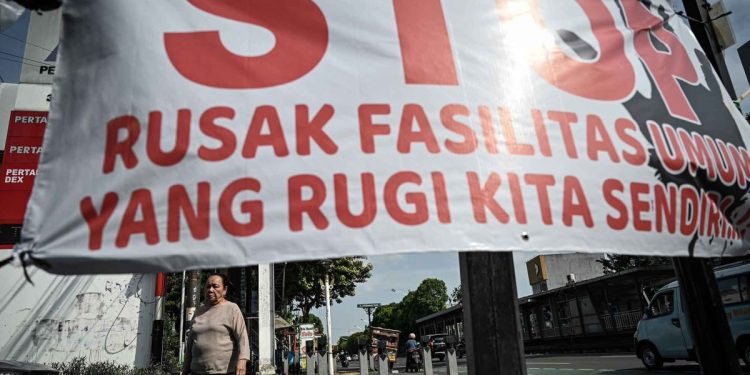 Patuhi aturan UU No 9 tahun 1998 dalam menyampaikan aspirasi masyarakat