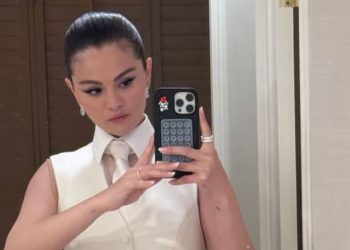 Selena Gomez luncurkan lagu “In the Dark”, lagu tema film Nobody Wants This