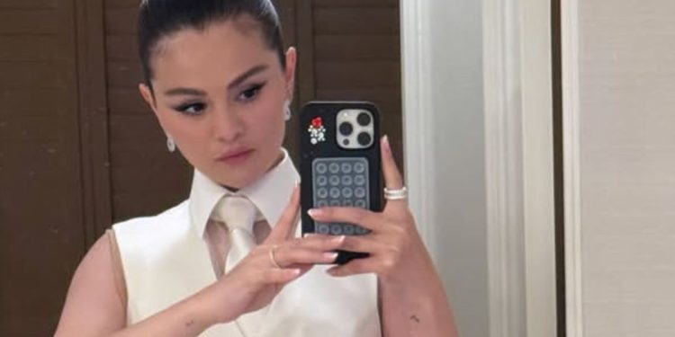 Selena Gomez luncurkan lagu “In the Dark”, lagu tema film Nobody Wants This