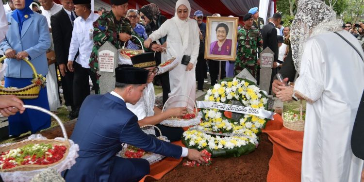 Istri wapres ke-4 Karlinah Djaja Atmadja meninggal dunia beserta profilnya