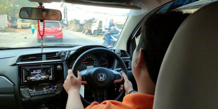8 metode efisien menghemat bahan bakar mobil saat stok menurun