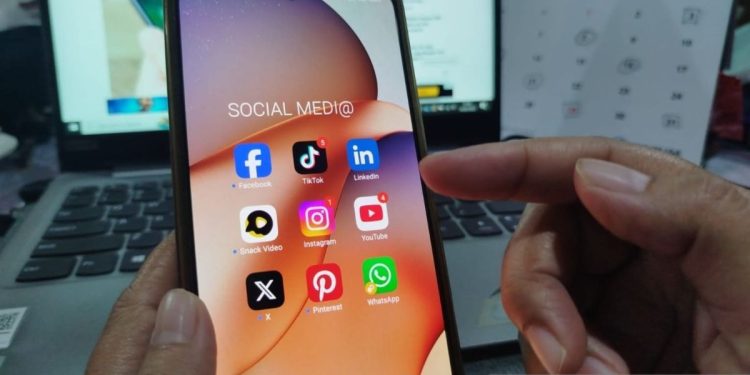 Fakta tentang mitos smartphone yang masih beredar di tahun 2025