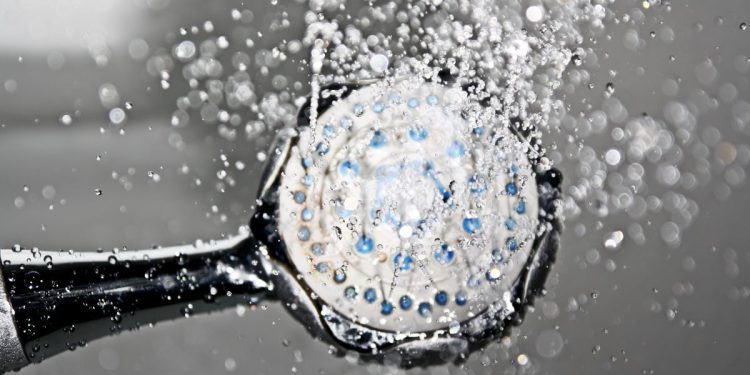 7 risiko kesehatan membawa ponsel ke kamar mandi yang perlu diwaspadai