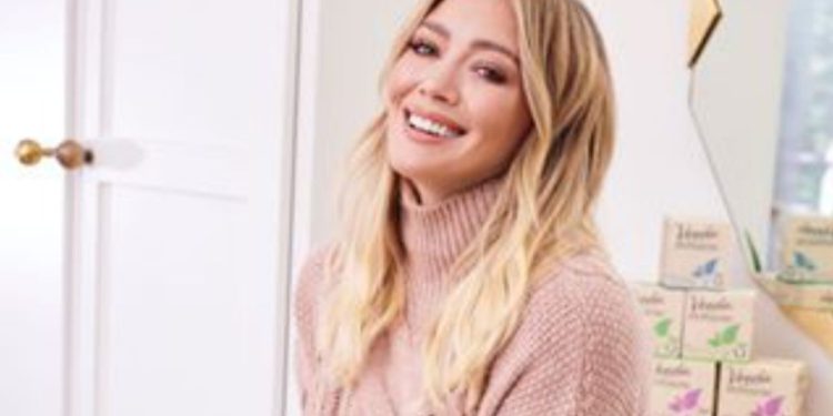 Hilary Duff kembali ke dunia musik setelah satu dekade lewat lagu Mature