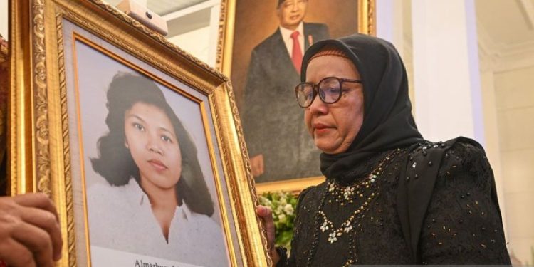 Marsinah, buruh tangguh yang diakui sebagai pahlawan perjuangan buruh di Indonesia