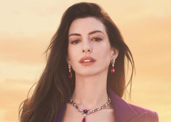 Anne Hathaway berperan sebagai penyanyi pop dalam film Mother Mary