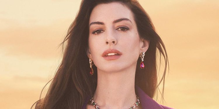 Anne Hathaway berperan sebagai penyanyi pop dalam film Mother Mary