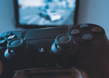 Perbandingan PS4 dan PS5, apakah PS4 masih layak di akhir tahun 2025?