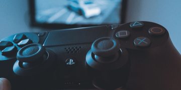 Perbandingan PS4 dan PS5, apakah PS4 masih layak di akhir tahun 2025?