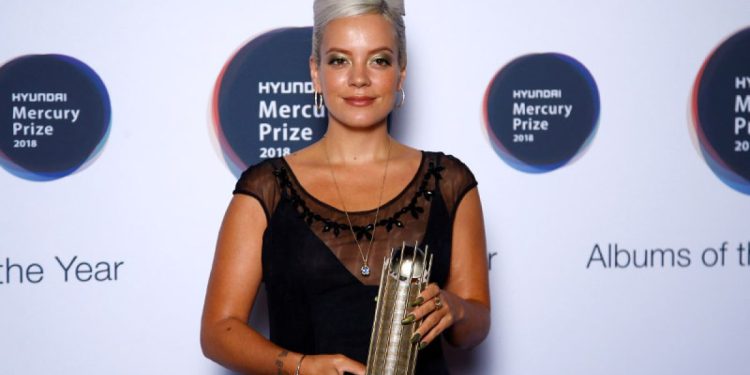 Lily Allen menjalani terapi untuk mengatasi kecanduan belanja